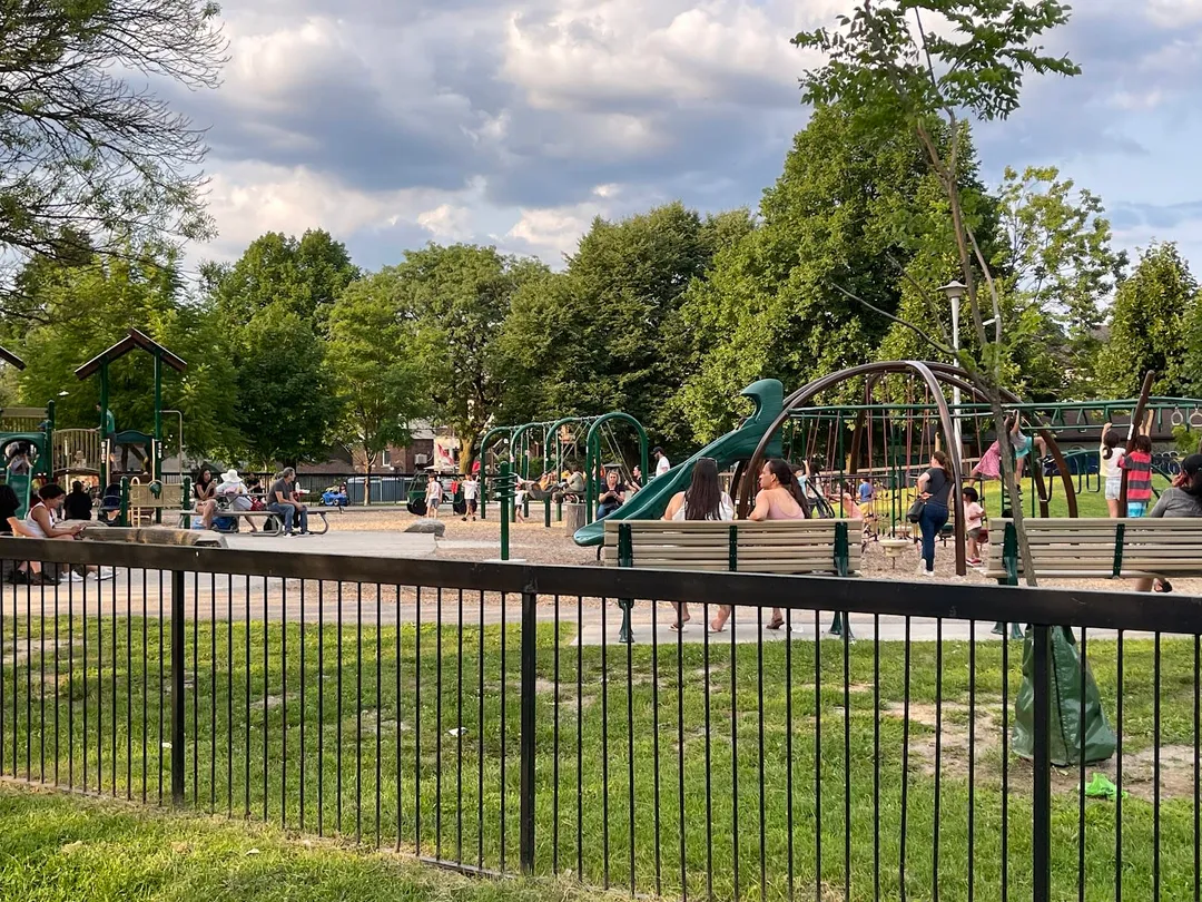 Barras de Mono en Calisthenics Park at Claude Bergeron Pathway, Toronto #wp3779 – foto 3 de 7