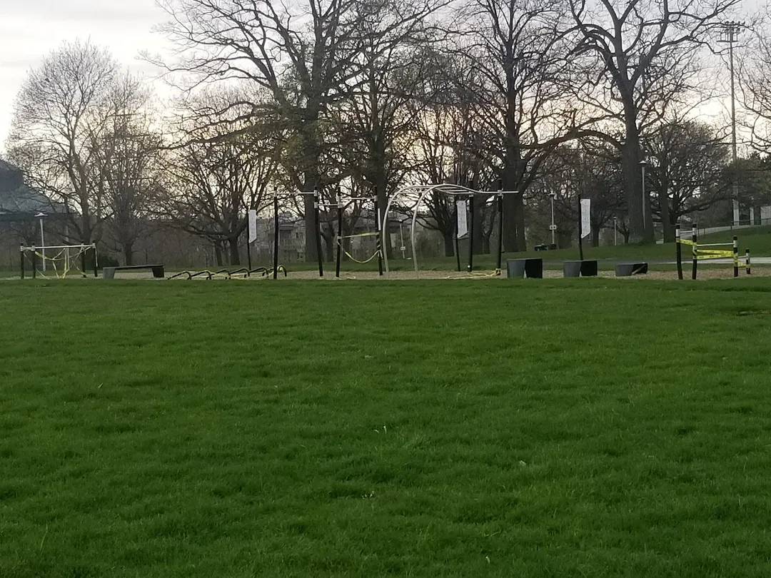 Barra de Dominadas en Calisthenics Park at Claude Bergeron Pathway, Toronto #wp3779 – foto 5 de 7
