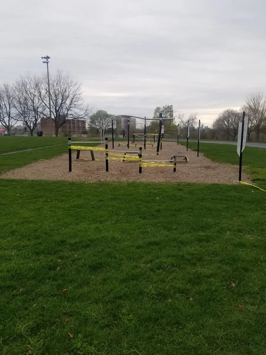 Barra de Dominadas en Calisthenics Park at Claude Bergeron Pathway, Toronto #wp3779 – foto 1 de 7