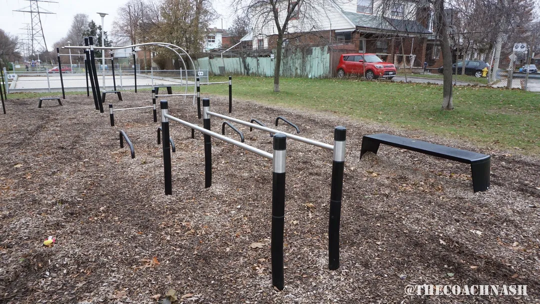 Barre de pompes à Calisthenics Park at Carrick Avenue, Toronto – photo 3 sur 5