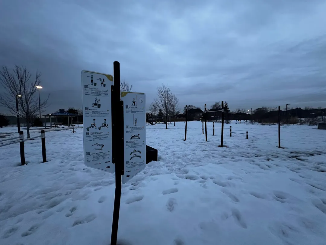 Бруси на майданчику Calisthenics Park at Highway 401 Collector, Toronto – фото 2 з 2