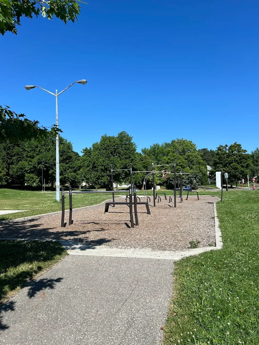 Турник на площадке Calisthenics Park at Van Horne Avenue, Toronto #wp3783 – фото 1 из 2