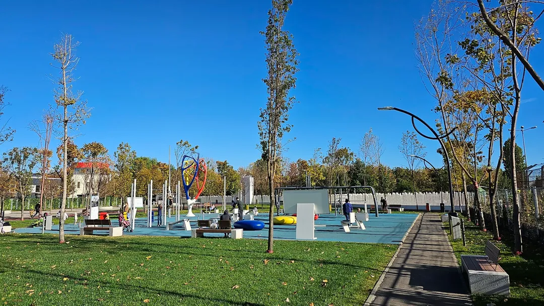 Barras Paralelas en Calisthenics Park at Bulevardul Metalurgiei, București – foto 2 de 2