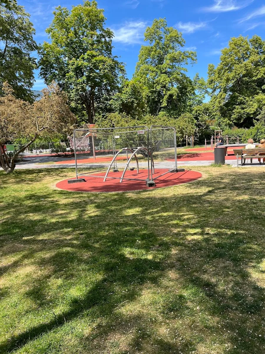Air Walker bei Calisthenics Park at Singerstraße, Berlin – Foto 4 von 5