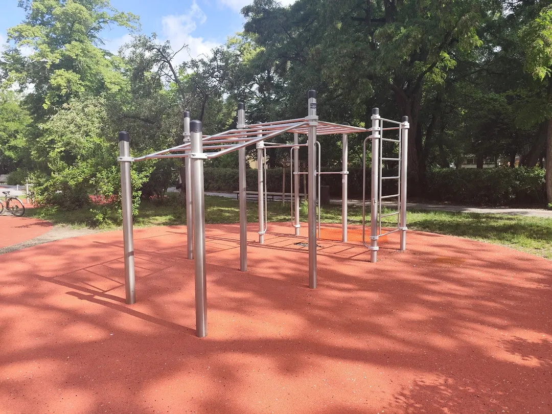 Klimmzugstange bei Calisthenics Park at Singerstraße, Berlin – Foto 1 von 5