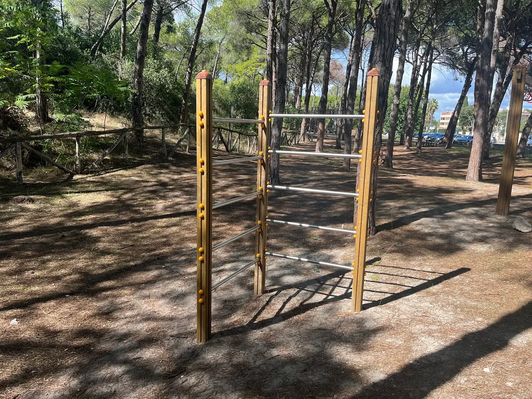 Bare paralele la Calisthenics Park at Via Francesco Costantino, l'Alguer/Alghero – fotografia 2 din 5
