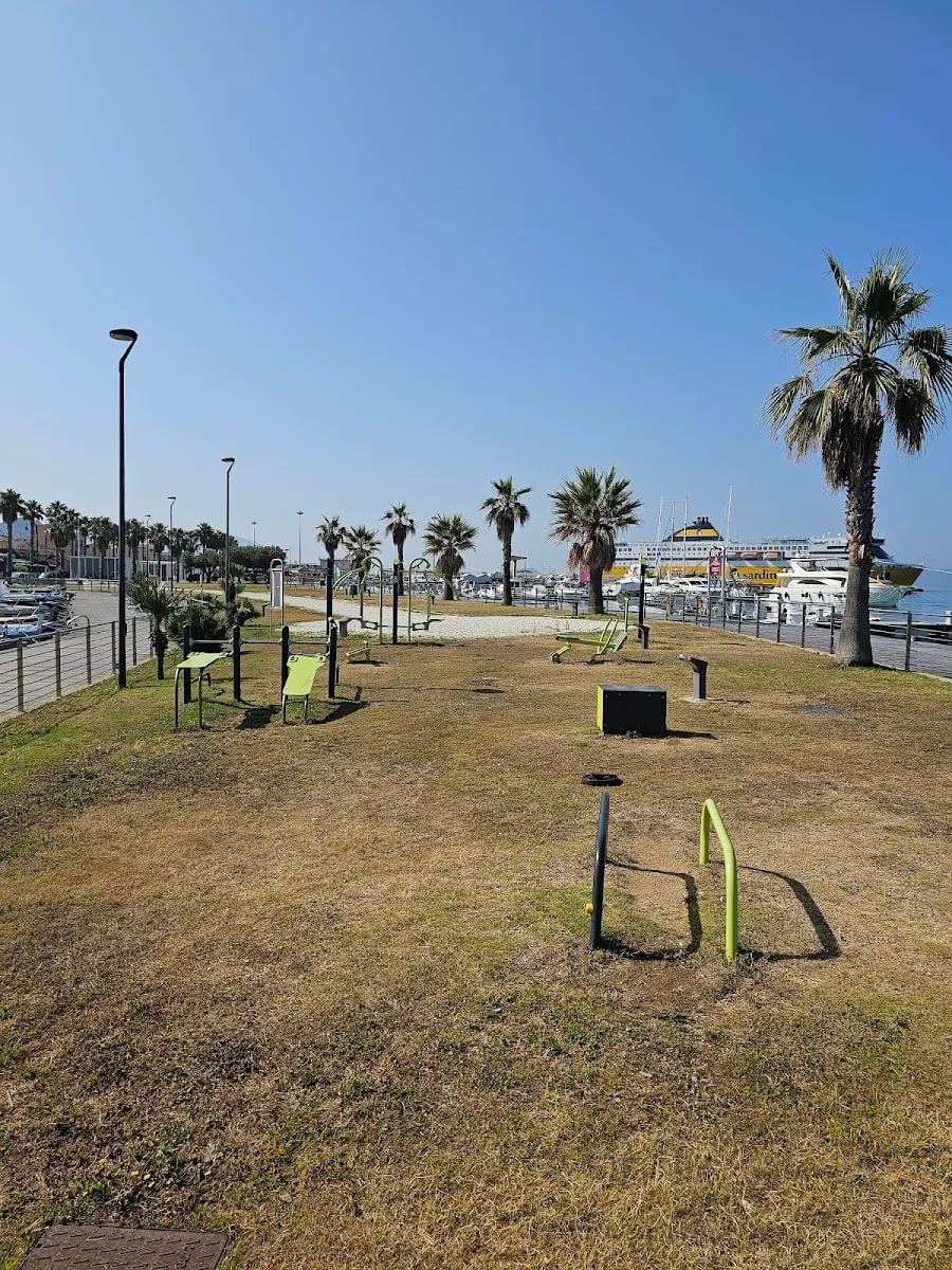 Sbarra per trazioni presso Calisthenics Park at Via dei Marinai, Figari/Golfo Aranci – foto 1 di 2