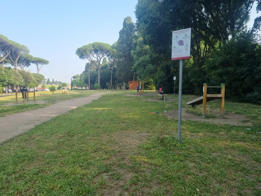 Barres parallèles à Calisthenics Park at Via di Valle delle Camene, Roma – photo 2 sur 5
