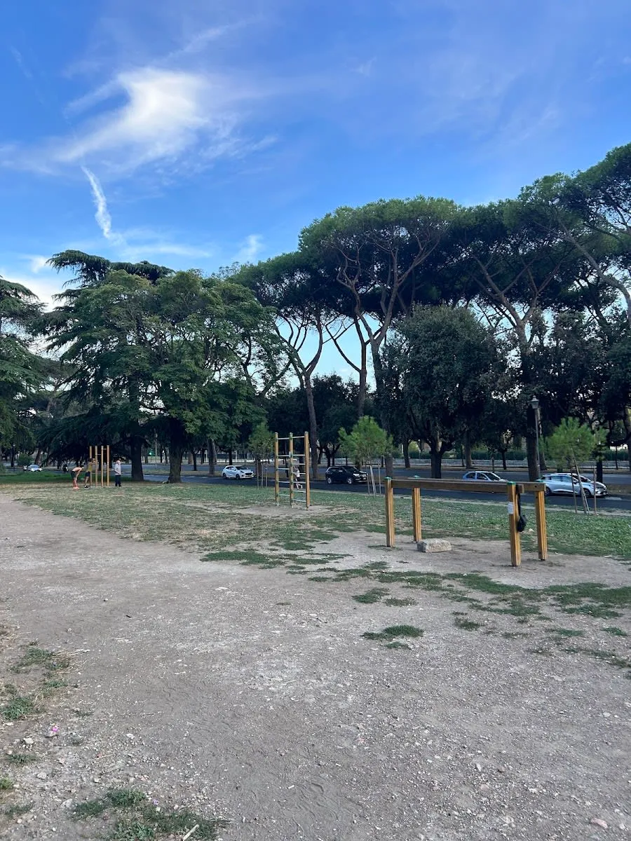 Barre de traction à Calisthenics Park at Via di Valle delle Camene, Roma – photo 1 sur 5