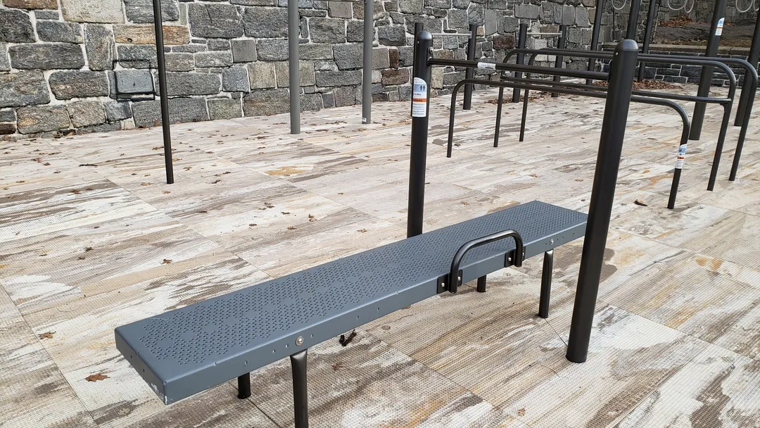 Bare paralele la Calisthenics Park at South Pinehurst Avenue, New York – fotografia 2 din 5