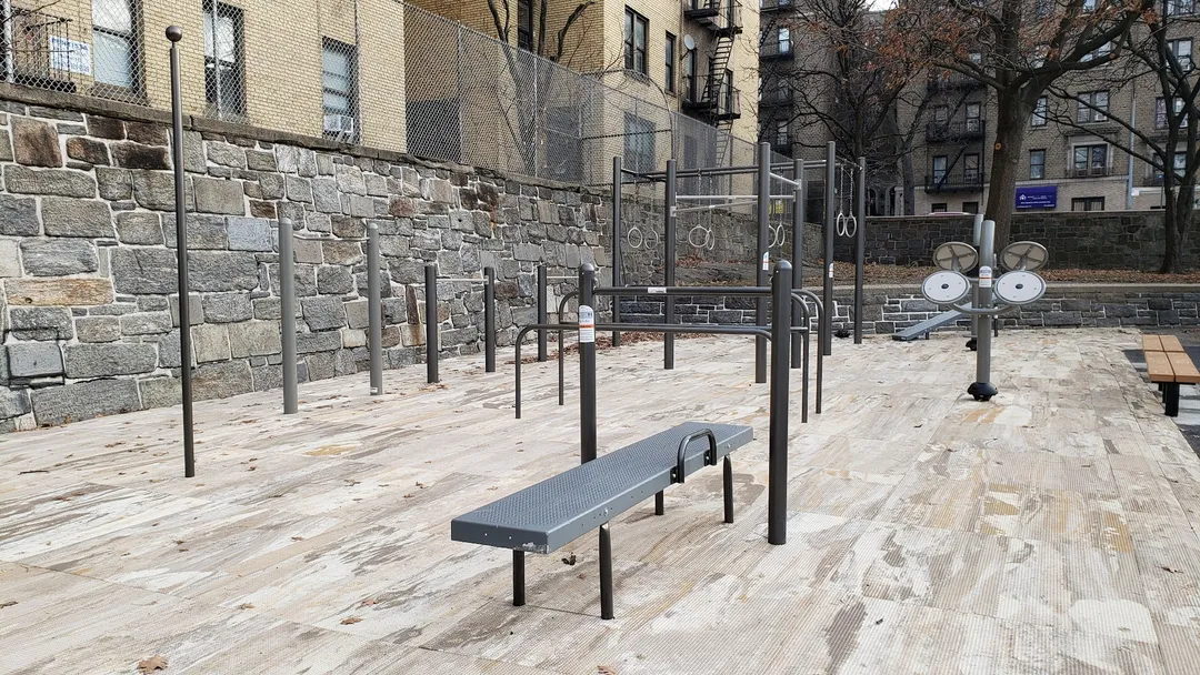 Inele de gimnastică la Calisthenics Park at South Pinehurst Avenue, New York – fotografia 5 din 5