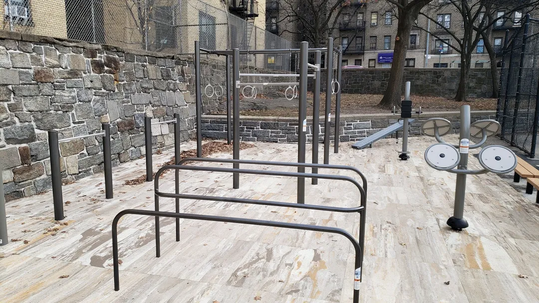 Bancă pentru abdomen la Calisthenics Park at South Pinehurst Avenue, New York – fotografia 4 din 5