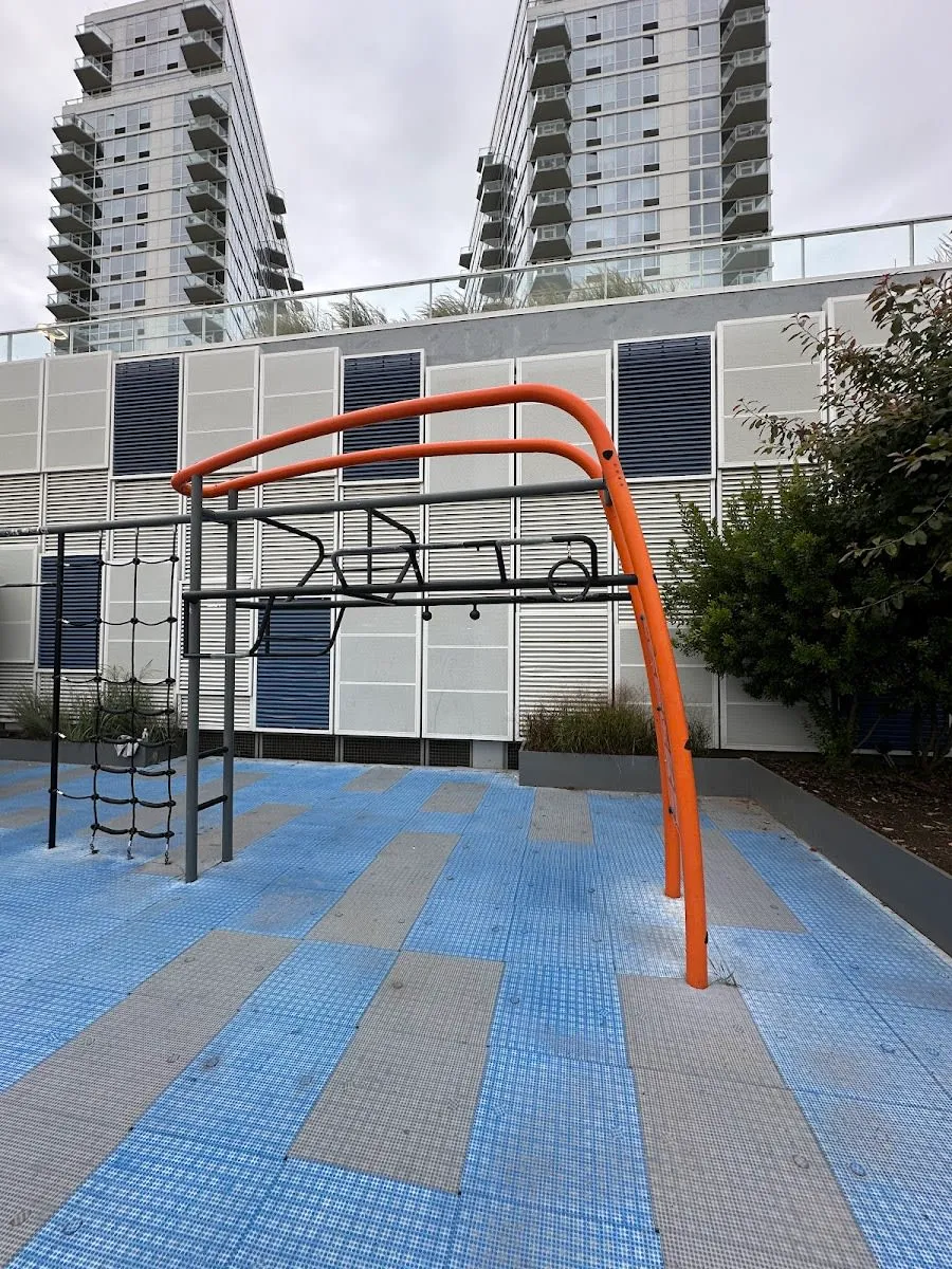 Лавка для преса на майданчику Calisthenics Park at Riegelmann Boardwalk, New York – фото 5 з 5