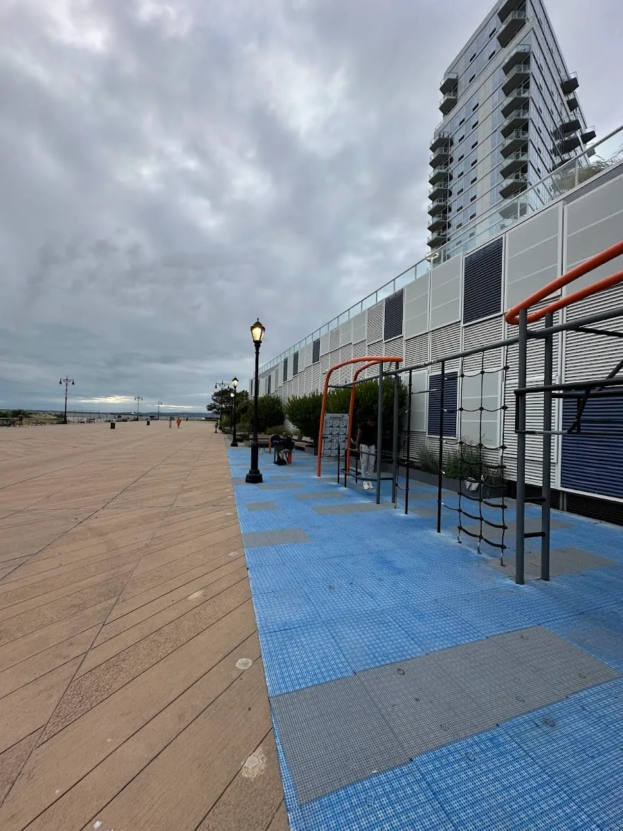 Лавка для преса на майданчику Calisthenics Park at Riegelmann Boardwalk, New York – фото 3 з 5