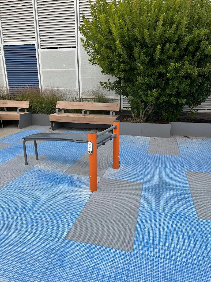 Бруси на майданчику Calisthenics Park at Riegelmann Boardwalk, New York – фото 4 з 5