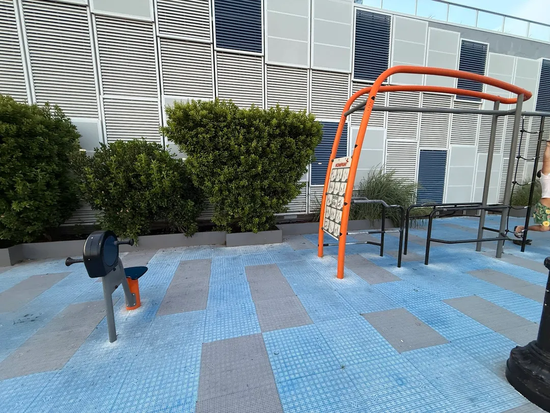 Бруси на майданчику Calisthenics Park at Riegelmann Boardwalk, New York – фото 2 з 5