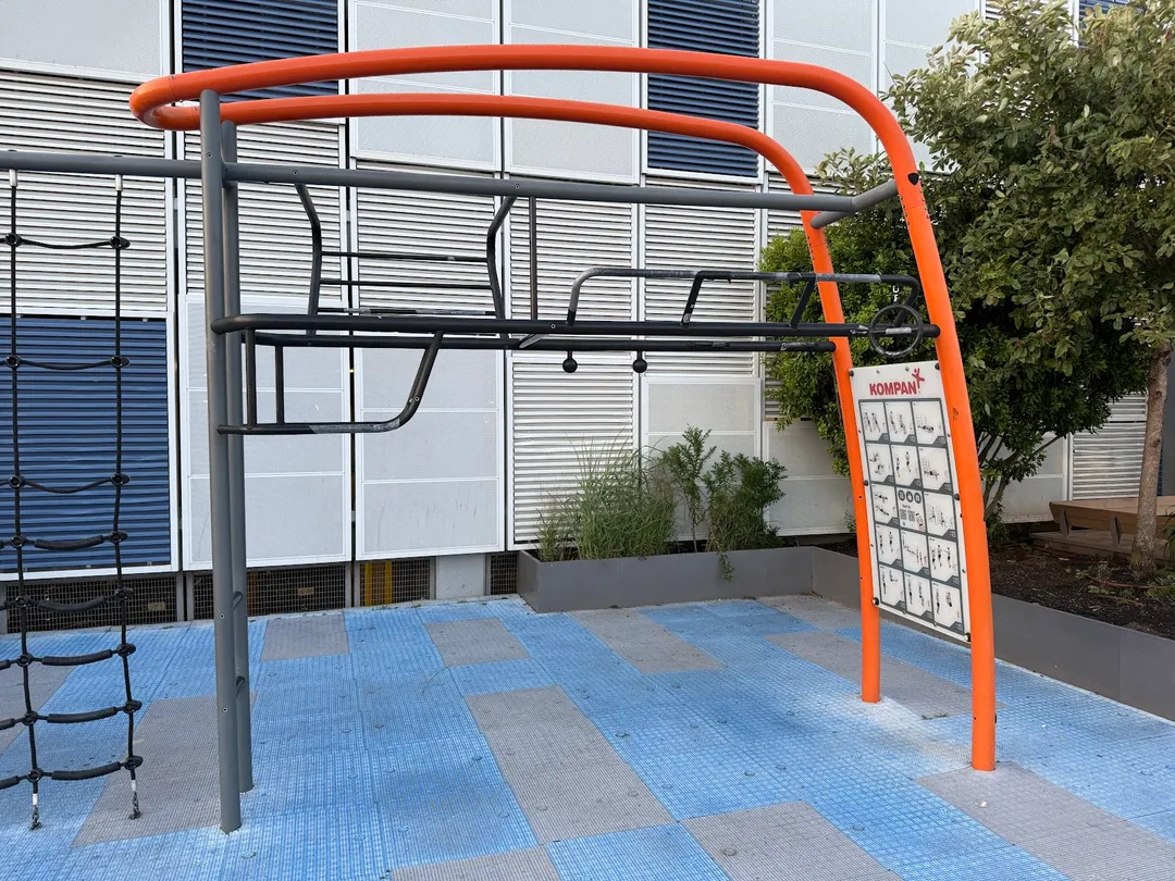 Лавка для преса на майданчику Calisthenics Park at Riegelmann Boardwalk, New York – фото 1 з 5