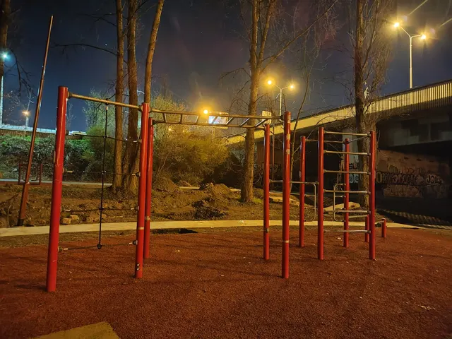 Calisthenics Park at most Barikádníků, Praha