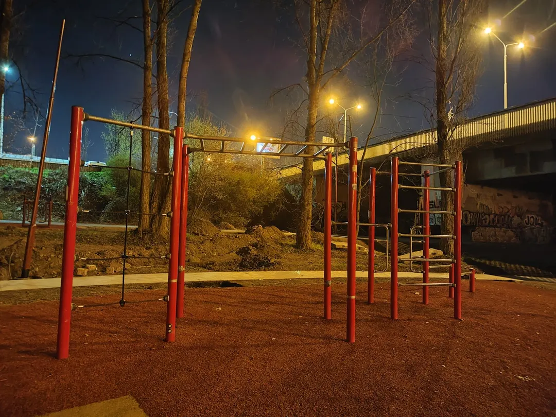 Sbarra per trazioni presso Calisthenics Park at most Barikádníků, Praha – foto 1 di 3
