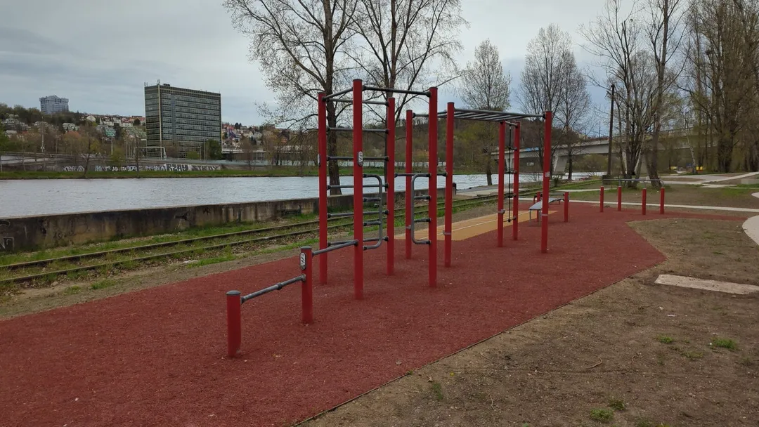 Parallele presso Calisthenics Park at most Barikádníků, Praha – foto 2 di 3