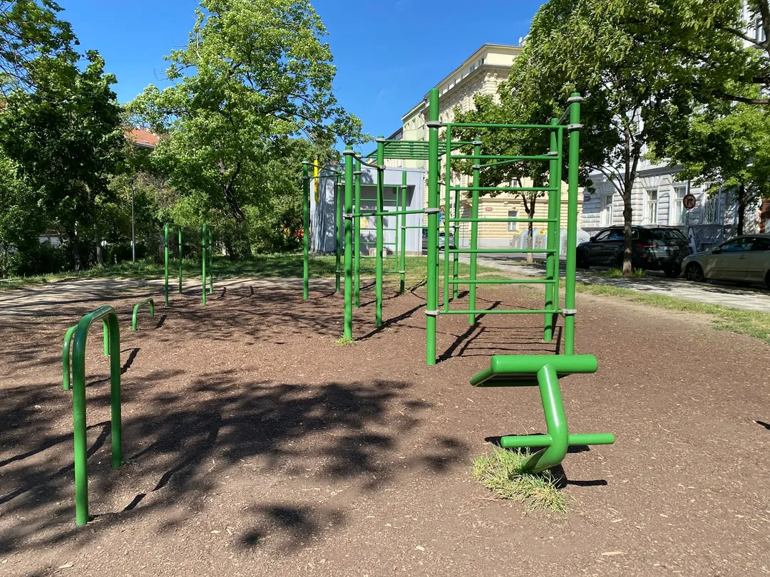 Parallele presso Calisthenics Park at Slovenská, Praha – foto 2 di 4