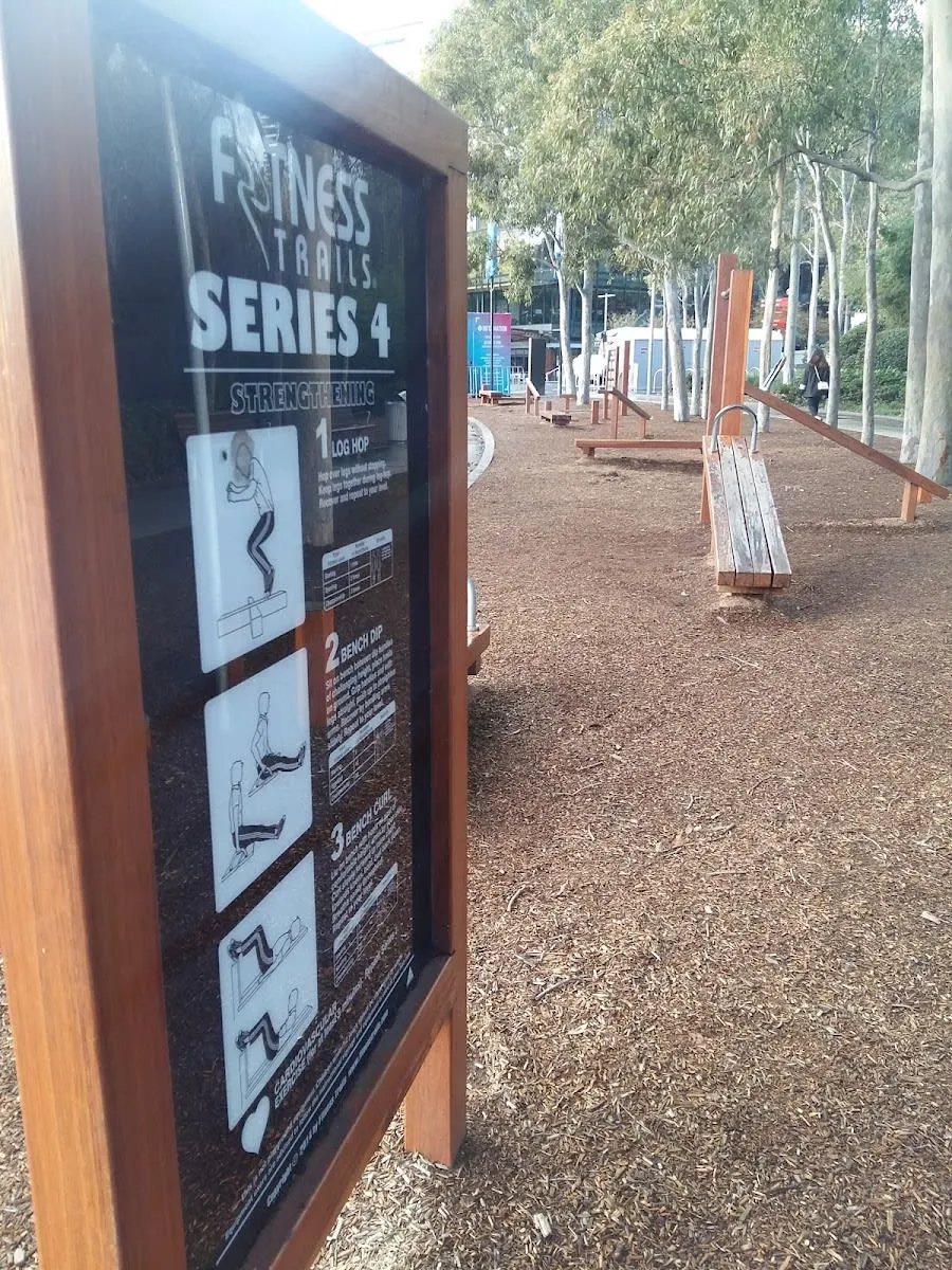 Banc à abdominaux à Calisthenics Park at Courtyard of Welcoming Fragrance, Sydney – photo 3 sur 3