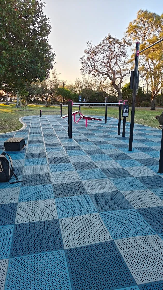 Bancă pentru abdomen la Calisthenics Park at Pirate Ship Park (East) Carpark, Sunshine Coast – fotografia 3 din 4