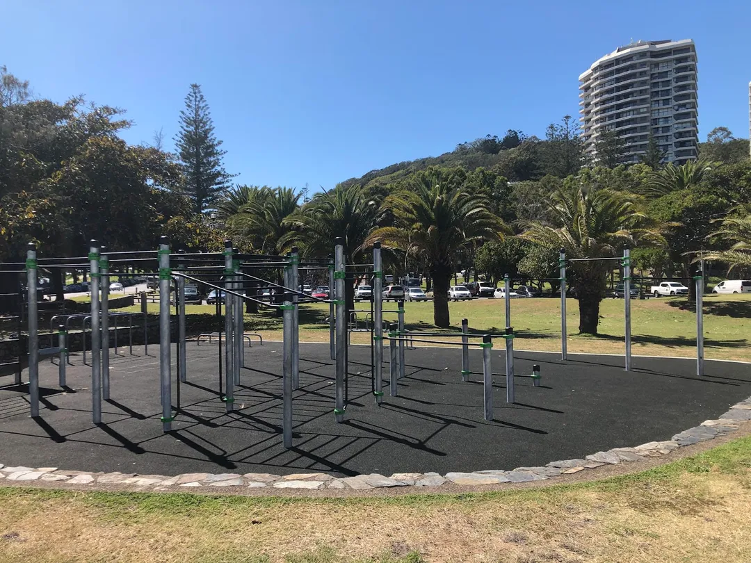 Abs Bench at Calisthenics Park at Goodwin Terrace, Gold Coast – photo 5 of 5