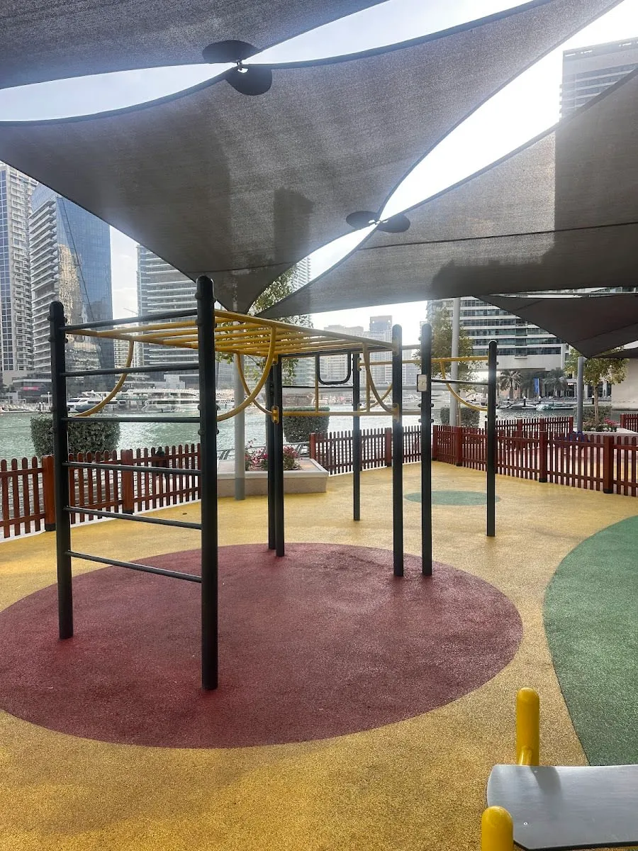 Bancă pentru abdomen la Calisthenics Park at Marina Promenade, دبي – fotografia 5 din 7