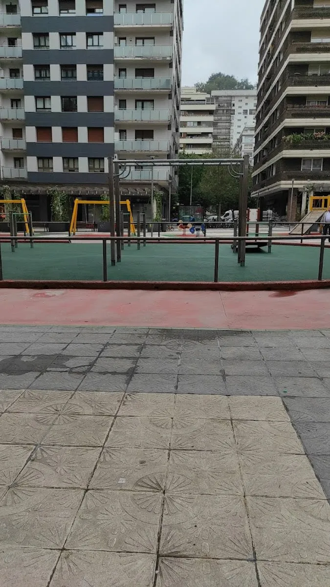 Barres de singe à Calisthenics Park at Etxeberri plaza, Donostia / San Sebastián – photo 3 sur 4