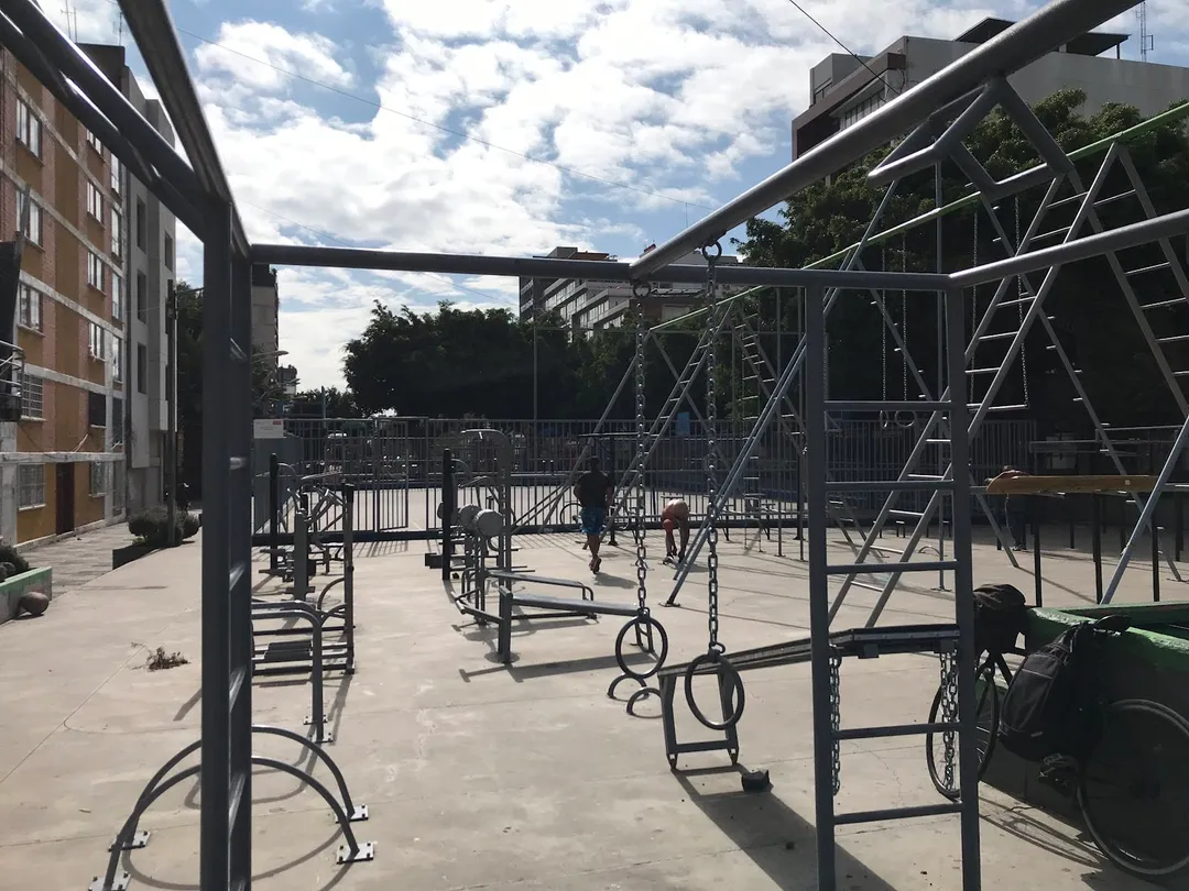 Barres parallèles à Calisthenics Park at Barras de Insurgentes, Ciudad de México – photo 2 sur 4