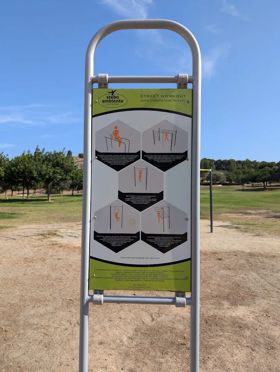 Брусья на площадке Calisthenics Park at Via Diego Gregorio Cadello, Casteddu/Cagliari – фото 2 из 4