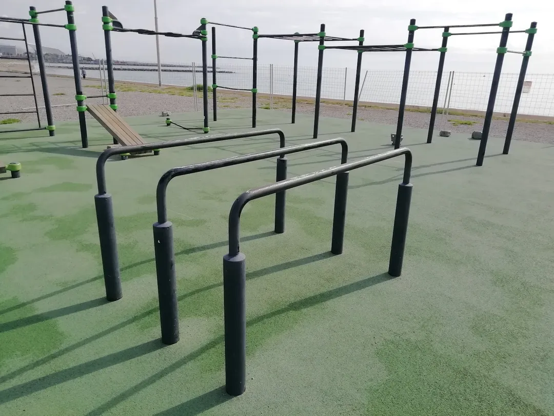 Banc à abdominaux à Calisthenics Park at Passeig Marítim de la Mar Bella, Barcelona – photo 4 sur 4