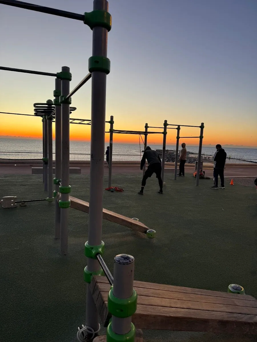 Barre de traction à Calisthenics Park at Passeig Marítim de la Mar Bella, Barcelona – photo 1 sur 4