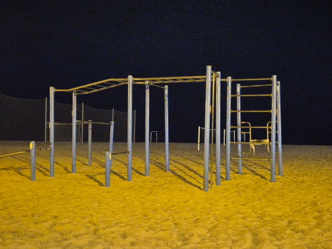 Parallele presso Calisthenics Park at Avinguda de Niça, Alacant / Alicante – foto 2 di 4