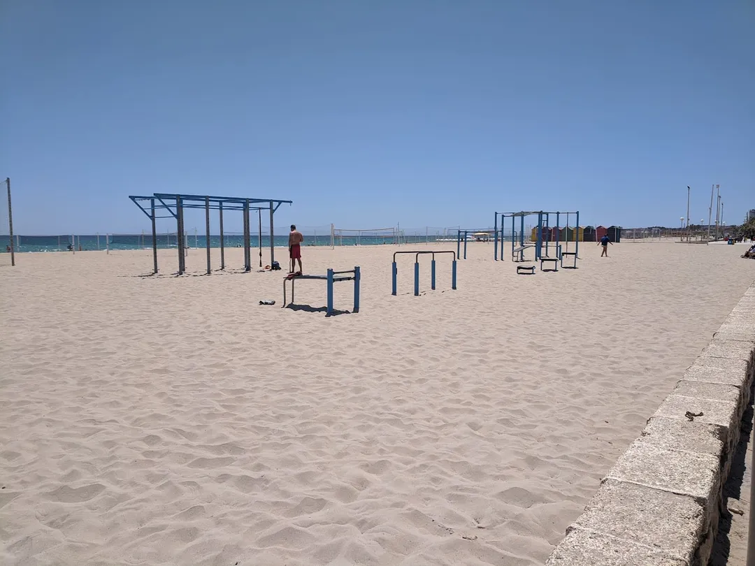 Sbarra per trazioni presso Calisthenics Park at Avinguda de Niça, Alacant / Alicante – foto 1 di 4