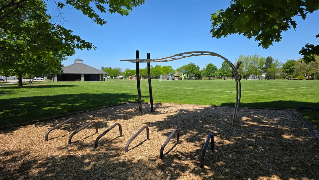 Espalier à Calisthenics Park at Areana Road, Niagara-on-the-Lake – photo 3 sur 3
