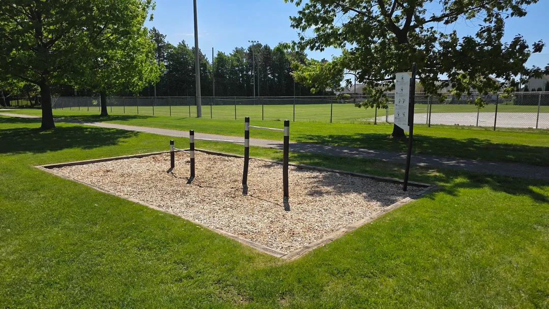 Barre de traction à Calisthenics Park at Areana Road, Niagara-on-the-Lake – photo 1 sur 3
