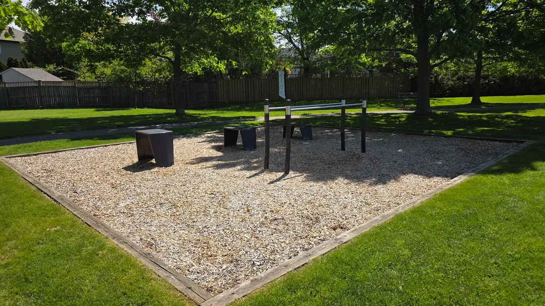 Barres parallèles à Calisthenics Park at Areana Road, Niagara-on-the-Lake – photo 2 sur 3
