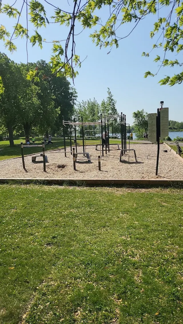Calisthenics Park at Piste cyclable des Berges, Montréal