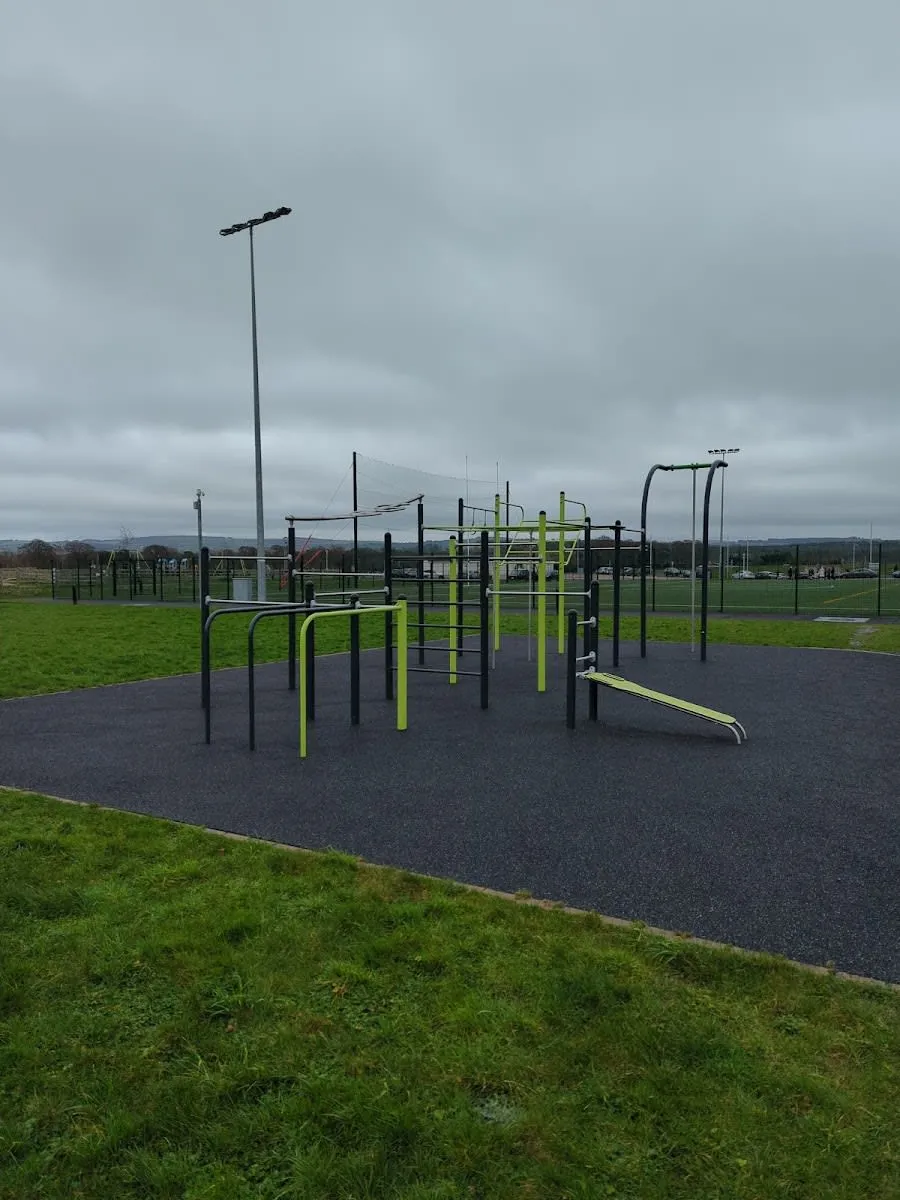 Barre de traction à Calisthenics Park at Kerdiffstown Road – photo 1 sur 2