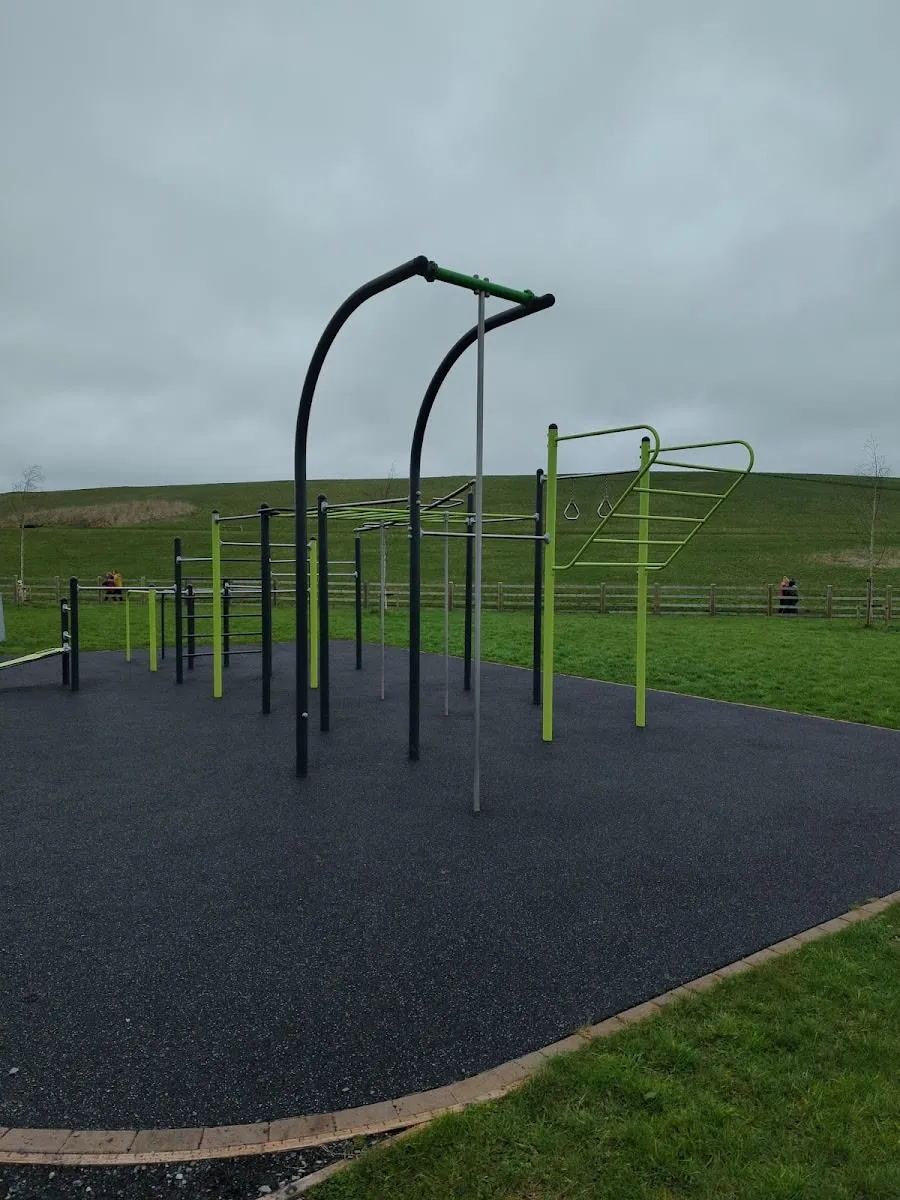 Barres parallèles à Calisthenics Park at Kerdiffstown Road – photo 2 sur 2