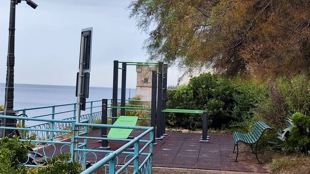 Abs Bench at Calisthenics Park at Passeggiata Anita Garibaldi, Genova – photo 3 of 3