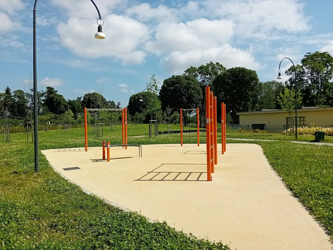 Spalier la Calisthenics Park at Via Ernesto Teodoro Moneta, Milano – fotografia 3 din 5