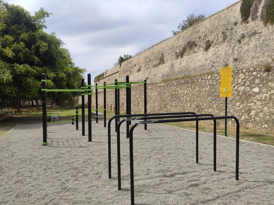 Bare paralele la Calisthenics Park at Νικολάου Πλαστήρα, Δημοτική Ενότητα Ηρακλείου – fotografia 7 din 7