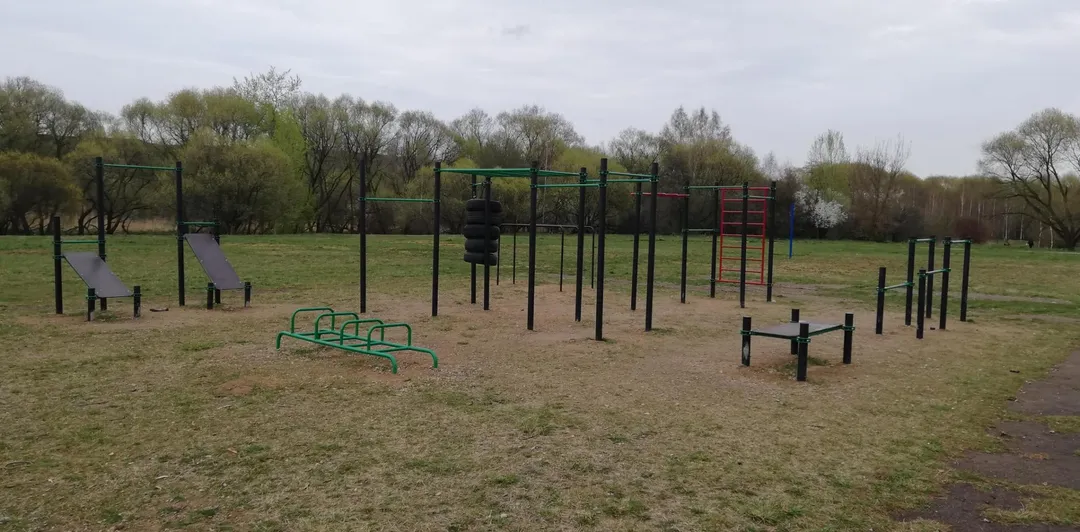 Pull Up Bar at Calisthenics Park at вуліца Леаніда Шчамялёва, Мінск #wp3872 – photo 1 of 2