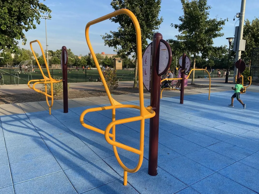 Упори для віджимань на майданчику Calisthenics Park at Morris Canal Greenway, Jersey City – фото 2 з 4