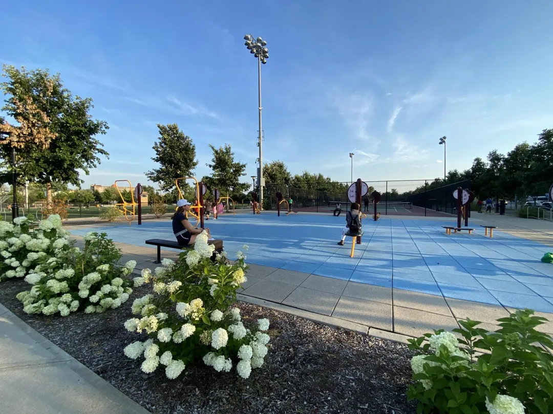 Бруси на майданчику Calisthenics Park at Morris Canal Greenway, Jersey City – фото 3 з 4