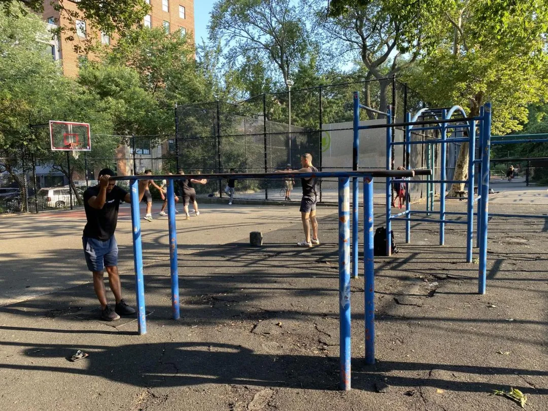 Рукохід на майданчику Calisthenics Park at East 10th Street, New York – фото 4 з 4
