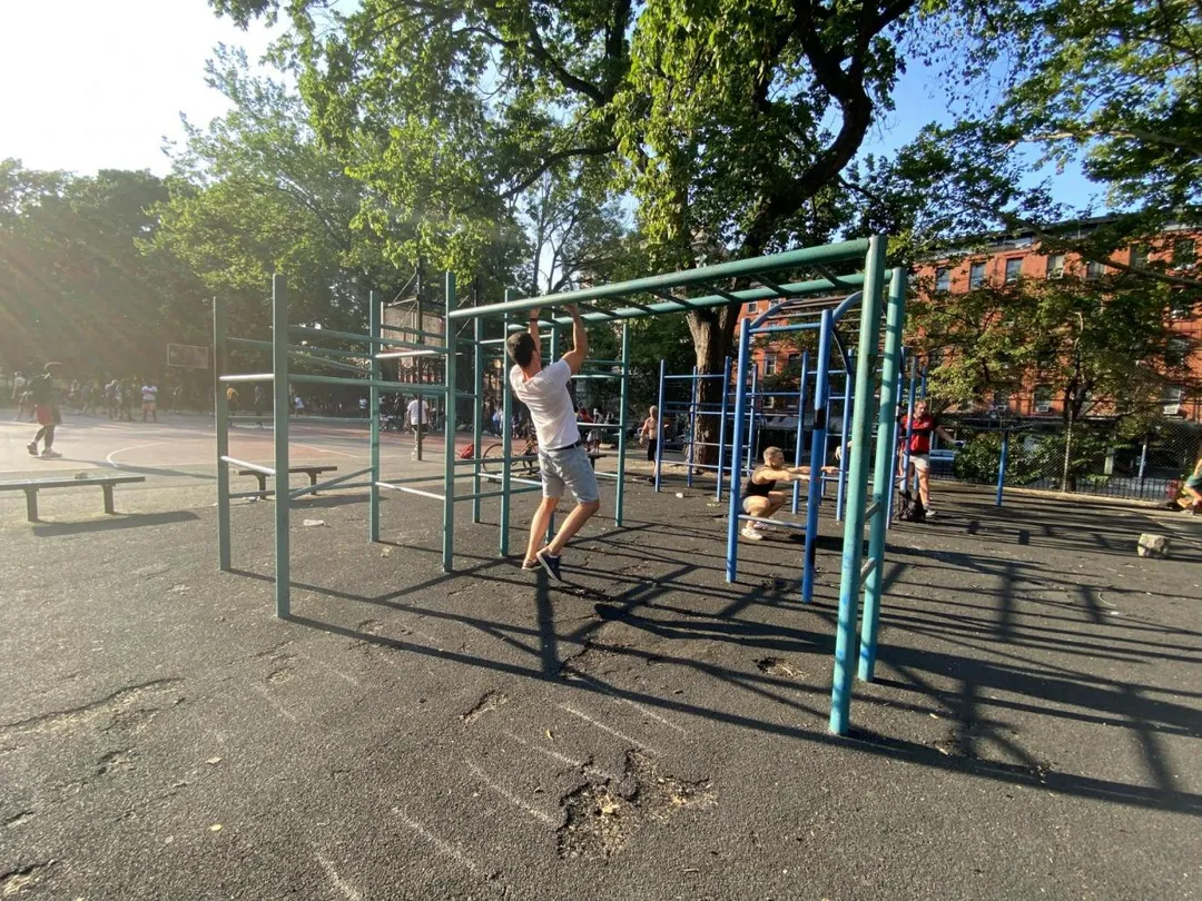 Бруси на майданчику Calisthenics Park at East 10th Street, New York – фото 3 з 4